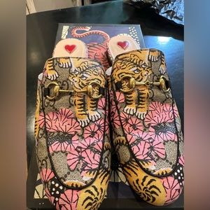 GUCCI women’s Princetown leather mules- lion print